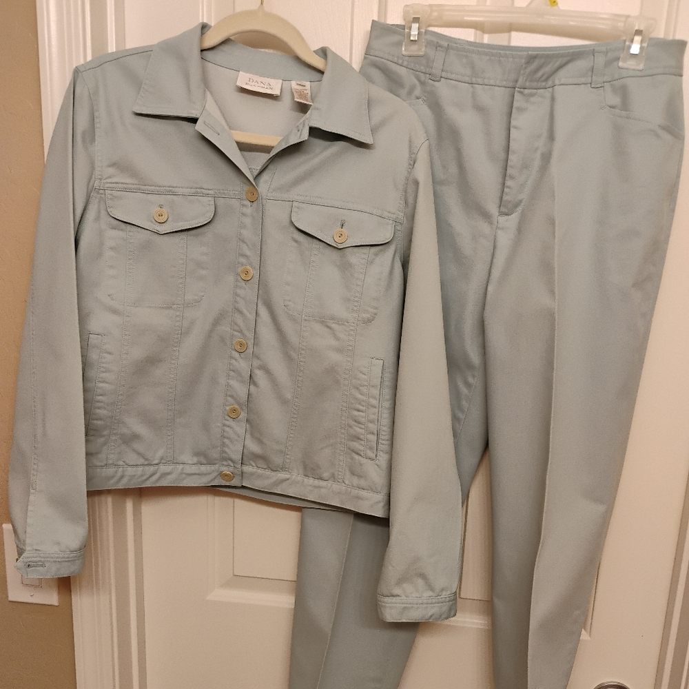 Dana  Buchman 2 piece ladies pant set.